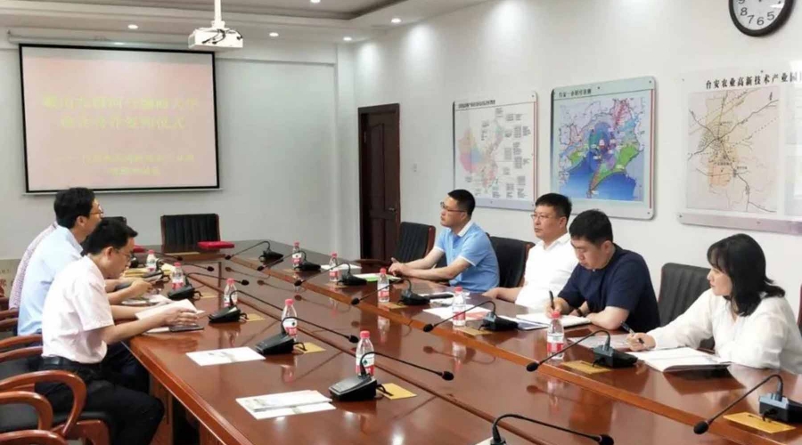 鞍山市九股河食品有限責(zé)任公司與渤海大學(xué)舉行校企合作簽約儀式